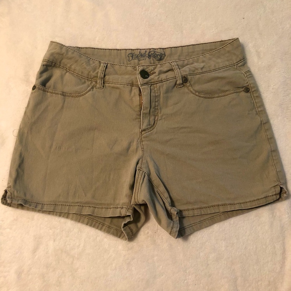 Women’s khaki 3” shorts